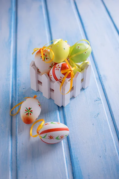 Œufs de Pâques colorés en boîte — Photo