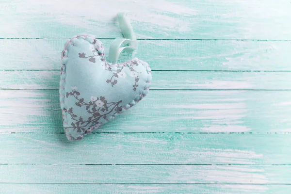 Κλωστοϋφαντουργικών καρδιά σε aqua ξύλινα φόντο — Φωτογραφία Αρχείου