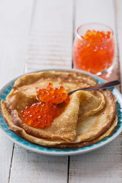 Pfannkuchen mit rotem Kaviar. — Stockfoto