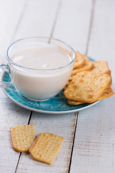 Milch oder Kefir im Becher — Stockfoto