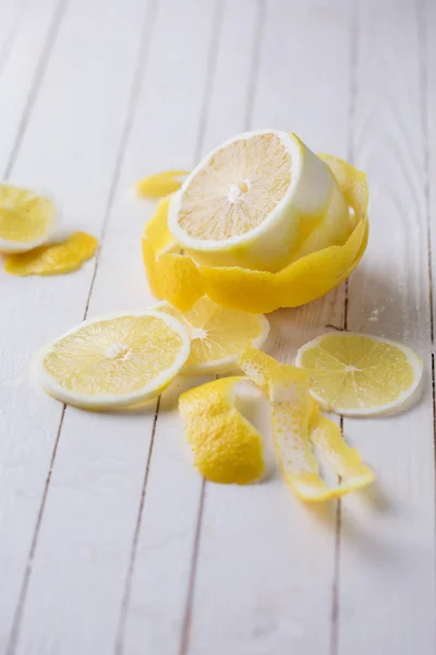 Свежие лимоны — стоковое фото
