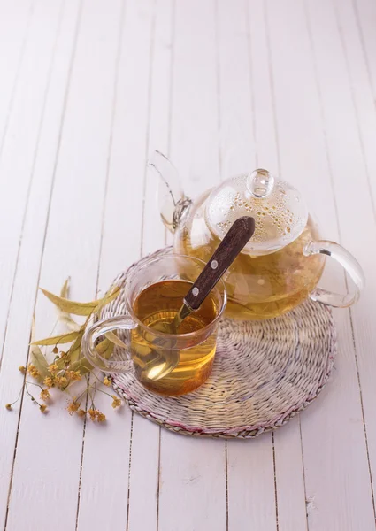 Fresh  herbal tea with linden — Stock Photo, Image