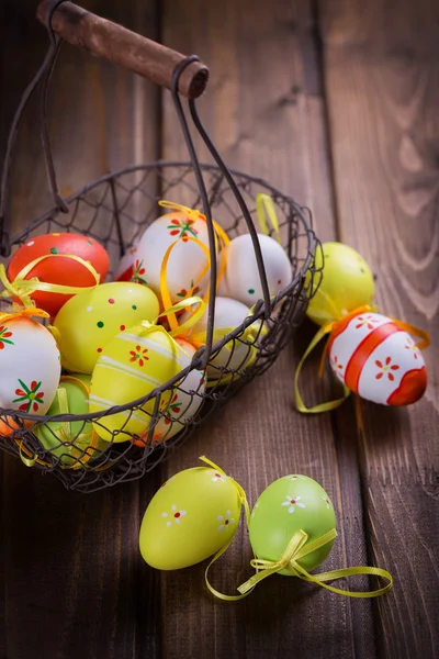 Ovos de páscoa coloridos em balde — Fotografia de Stock