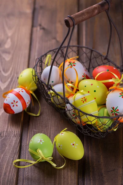 Oeufs de Pâques colorés dans le seau — Photo