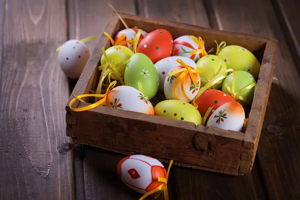 Telur Paskah berwarna-warni dalam kotak — Stok Foto