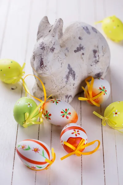 Oeufs de Pâques colorés et lapin — Photo