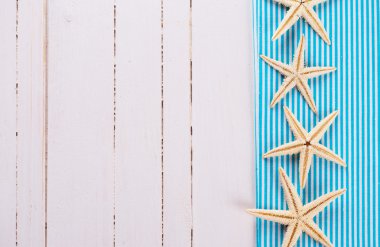 ahşap zemin üzerinde deniz öğeler. 