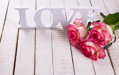 Kartpostal zarif çiçek ve kelime aşk ile