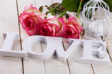 Kartpostal zarif çiçek ve kelime aşk ile