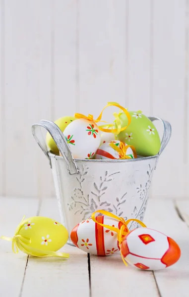 Huevos coloridos de Pascua en cubo —  Fotos de Stock