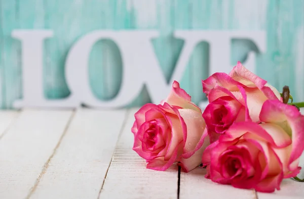 Cartolina con fiori eleganti e parola amore — Foto Stock