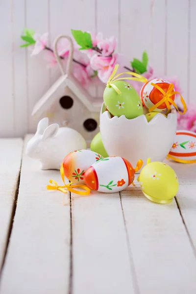 Renkli Paskalya yumurtaları ve tavşan — Stok fotoğraf