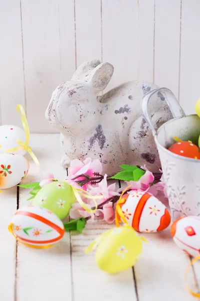 Pasen konijn en decoratieve eieren. — Stockfoto