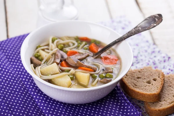 Σούπα με ζυμαρικά και λαχανικά — Φωτογραφία Αρχείου
