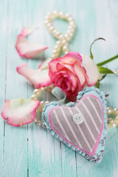 Kartpostal ile kalp ve zarif çiçek — Stok fotoğraf
