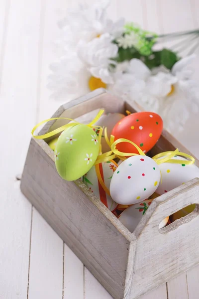 Velikonoční vejce v dřevěné krabici — Stock fotografie