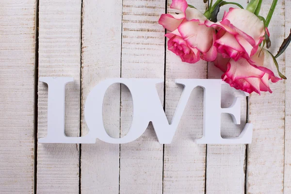 Ansichtkaart met elegante bloemen en woord liefde — Stockfoto