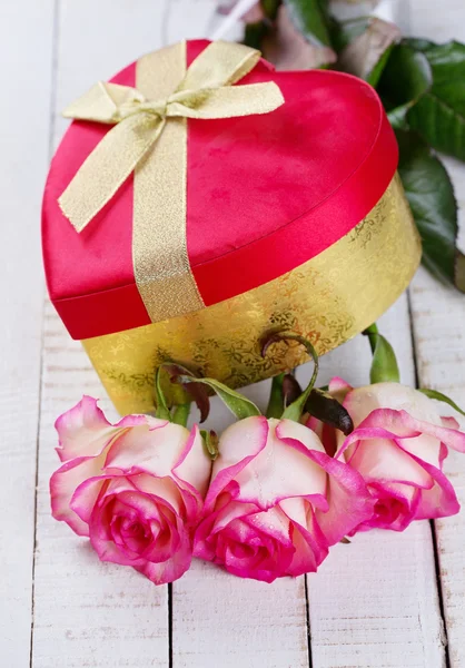 Blumen und Geschenkbox — Stockfoto