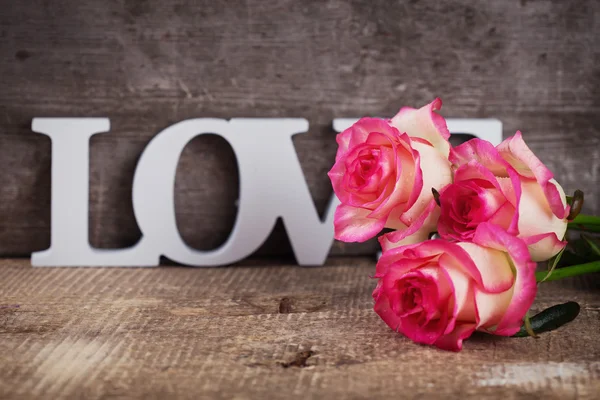 Cartão postal com flores elegantes e palavra amor — Fotografia de Stock