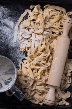  Ev yapımı pişmemiş makarna