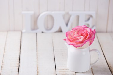 Kartpostal çiçek ve kelime aşk ile