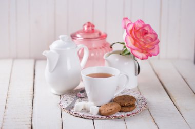 Bir fincan bitki çayı.