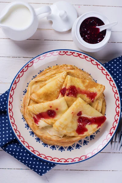 Pfannkuchen oder Crêpes auf Teller — Stockfoto