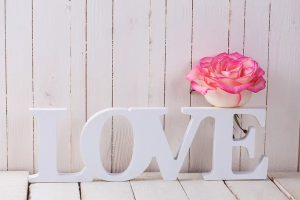 Kartpostal çiçek ve kelime aşk ile — Stok fotoğraf