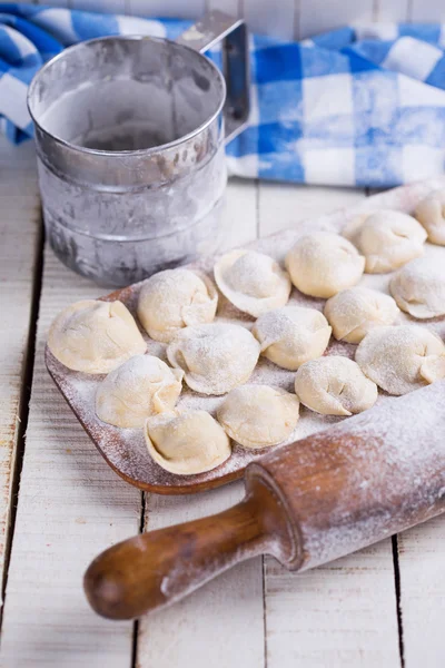 Dumplings met vlees op houten achtergrond — Stockfoto