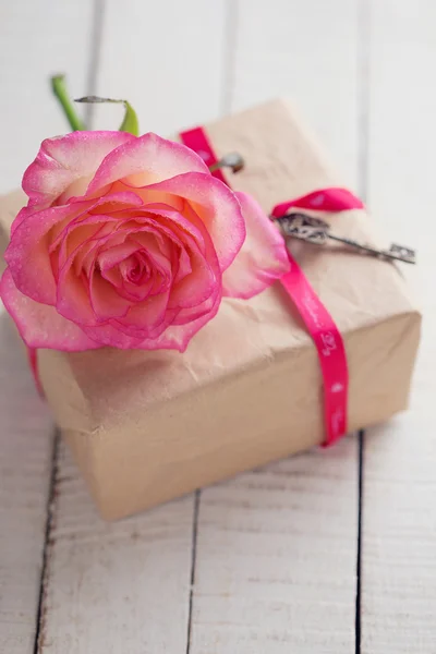 Hermosa flor rosa en caja — Foto de Stock