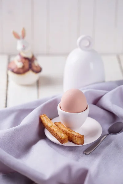 Huevo cocido para el desayuno en la mesa —  Fotos de Stock