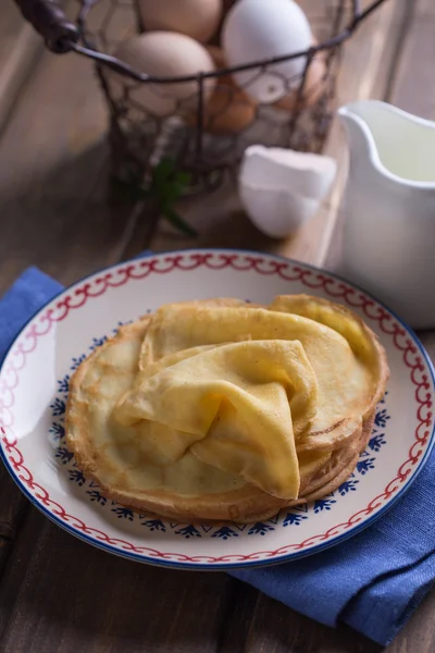 Pfannkuchen oder Crêpes auf Teller — Stockfoto