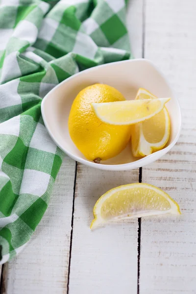 Свежие лимоны на белой тарелке — стоковое фото