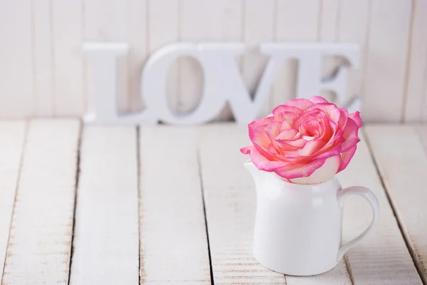 Ansichtkaart met bloem en word liefde — Stockfoto