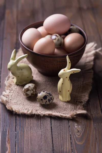 Conejos de Pascua, huevos de pollo y codorniz —  Fotos de Stock