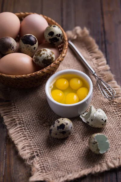 Codorniz y huevos de pollo —  Fotos de Stock