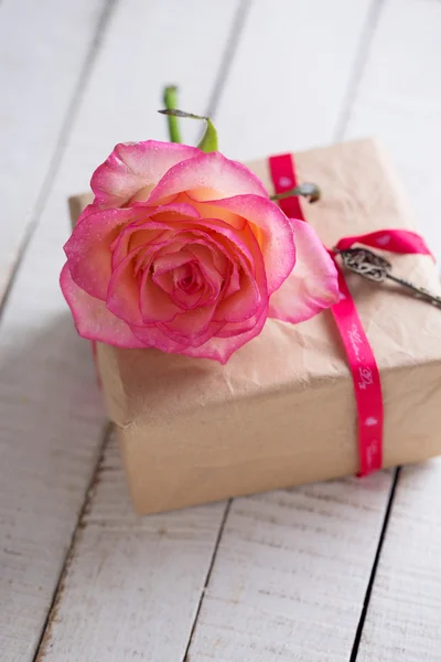 Blume Rose auf Schachtel mit Geschenk — Stockfoto