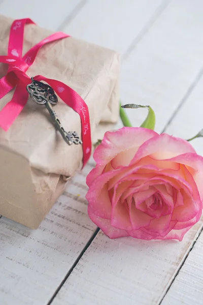 Flor rosa en caja con regalo — Foto de Stock