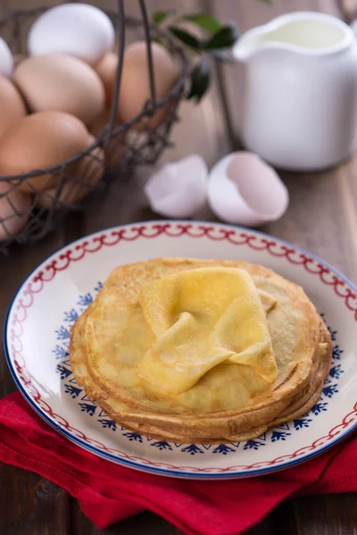 Pfannkuchen oder Crêpes auf Teller — Stockfoto