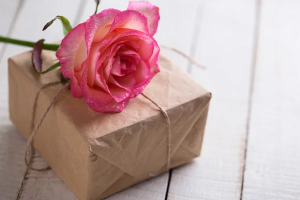 Цветочная роза на коробке с настоящим — стоковое фото