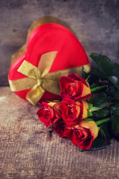Piękne kwiaty róże i serca ozdobny — Zdjęcie stockowe