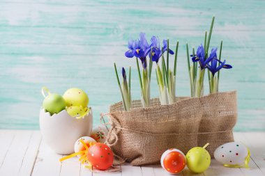 Tencerede parlak bahar çiçekleri