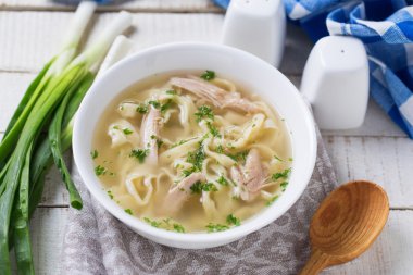 Ev yapımı makarna tavuk çorbası