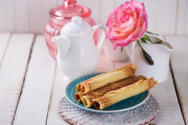 Çay için plaka üzerinde çıtır gofret