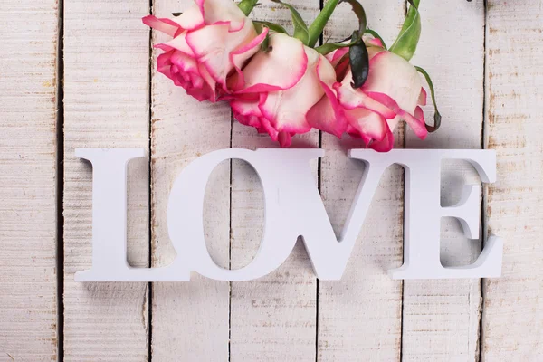 Ansichtkaart met elegante bloemen en woord liefde — Stockfoto