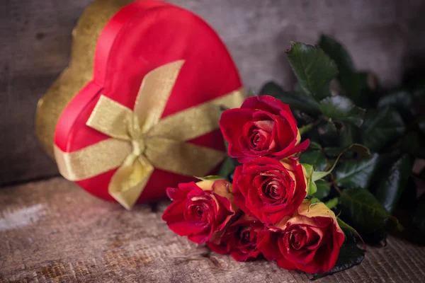 Färska blommor och låda med nuvarande — Stockfoto