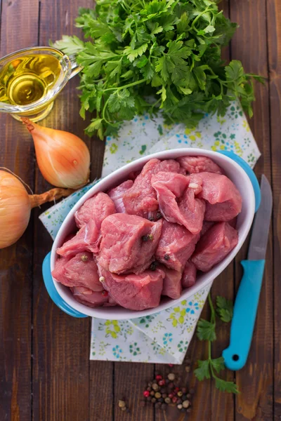 Vers rauw vlees in kom op tafel — Stockfoto