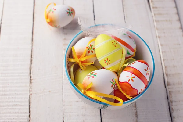 Huevos coloridos de Pascua en tazón — Foto de Stock