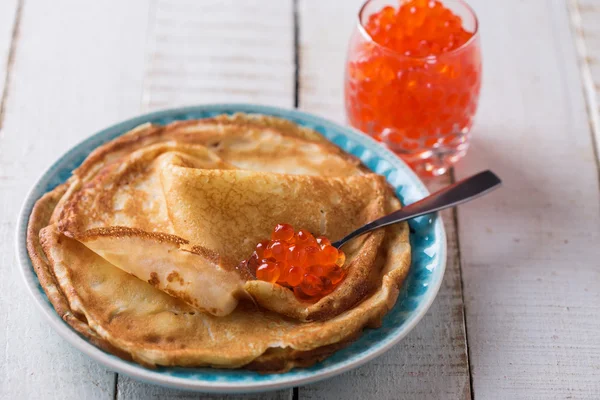 Pfannkuchen mit rotem Kaviar. — Stockfoto