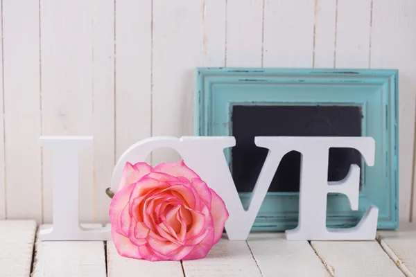 Cartão postal com flor elegante e amor palavra — Fotografia de Stock